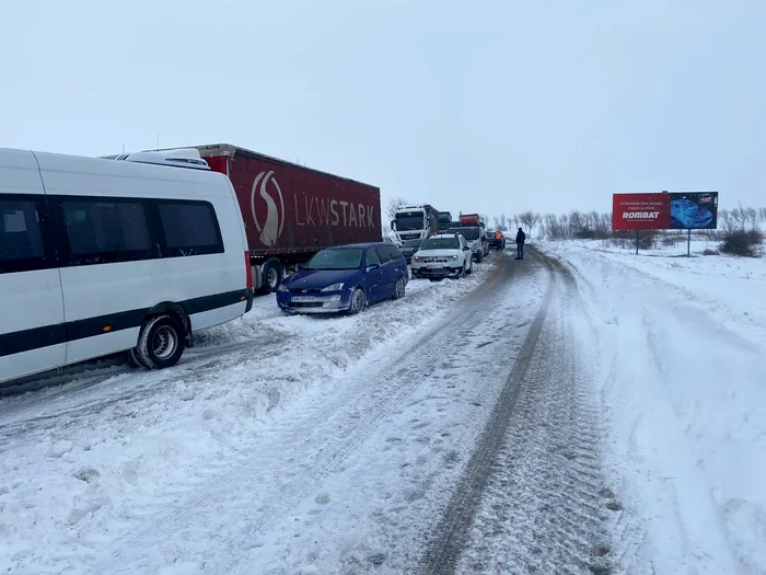 Sute de mașini rămân blocate în zăpadă în fiecare iarnă