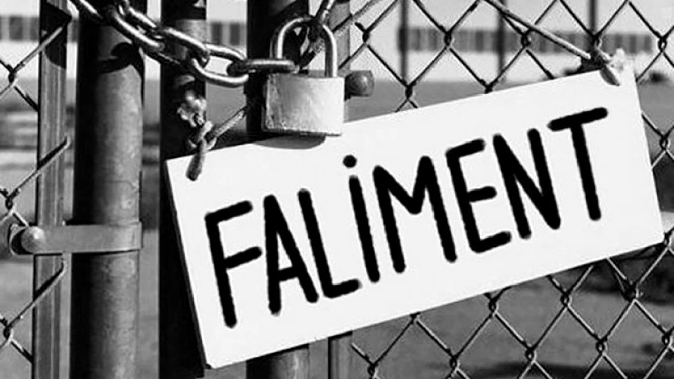 Colaj Foto pancartă cu înscrisul „faliment”