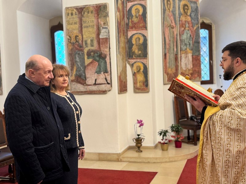 Traian şi Maria Băsescu şi-au jurat din nou credinţă, la 50 de ani de căsătorie. Cine le-a fost alături la „Nunta de aur”