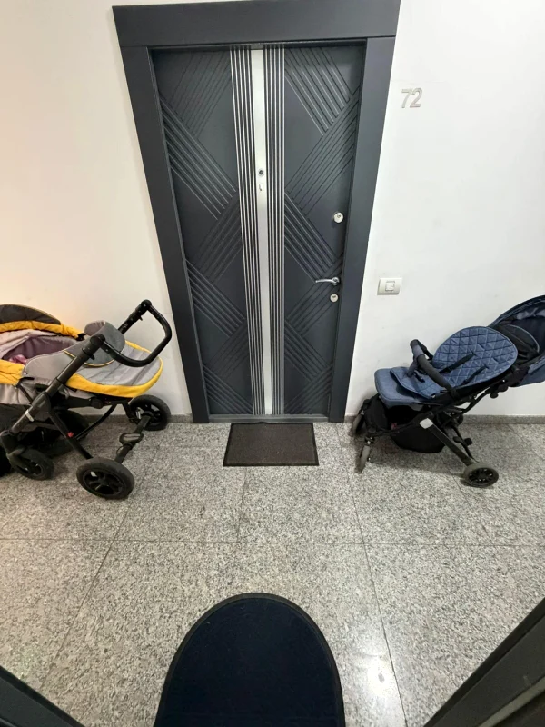 Ce au ajuns să depoziteze vecinii pe hol / foto: Reddit