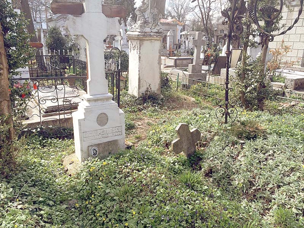 Crucea de piatră a fost  confecţionată şi inscripţionată  pe banii cimitirului