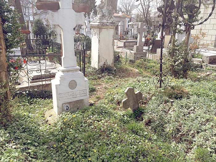 Crucea de piatră a fost confecţionată şi inscripţionată pe banii cimitirului