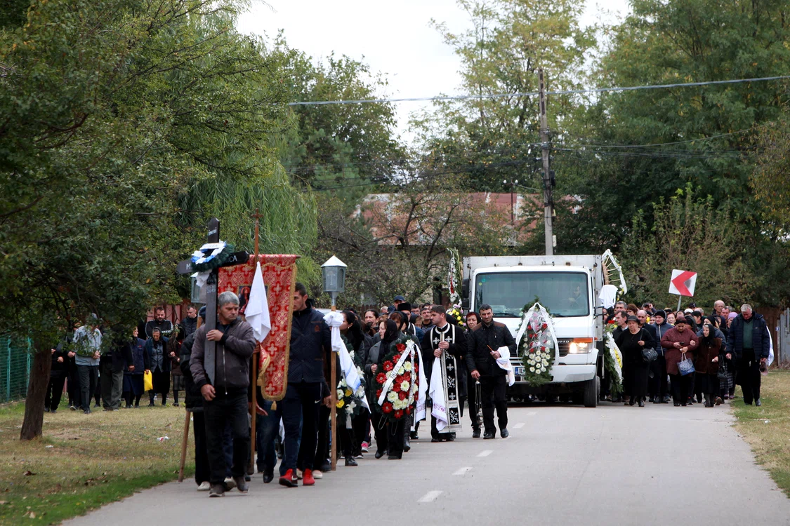 Tot satul a dus-o pe ultimul drum pe Viorica Foto: Sever Gheorghe