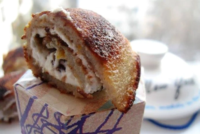 
    Clătite din banana cu crema de brânză şi stafide   