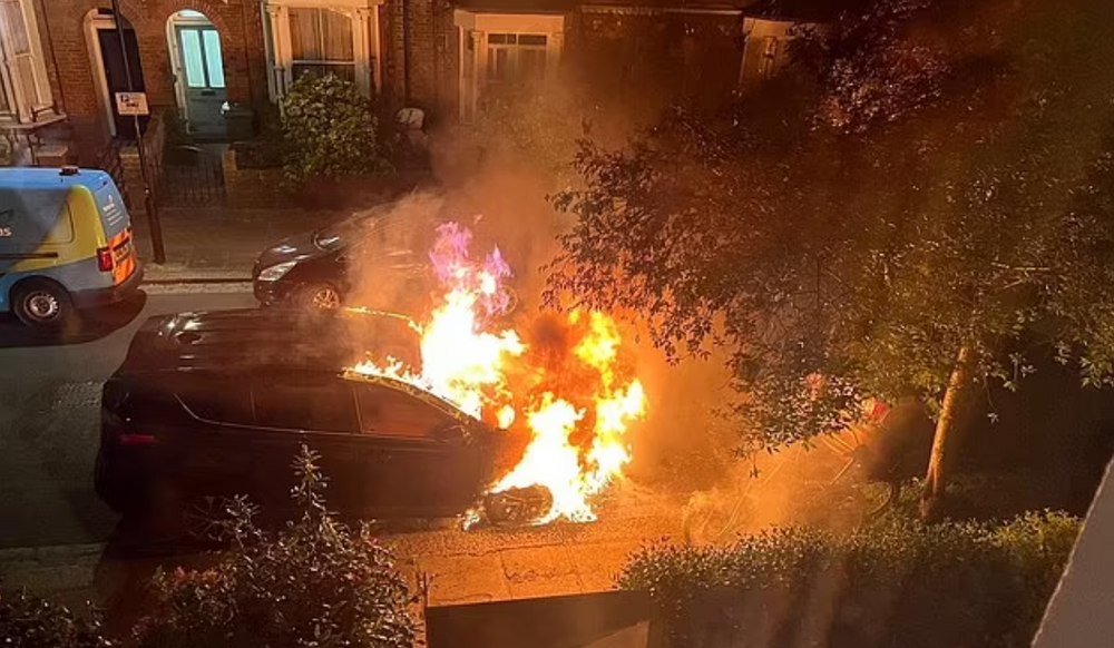 Român arestat pentru incendierea casei lui Keir Starmer: ar fi ajutat un ucrainean să dea foc unor proprietăți ale premierului britanic