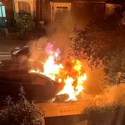 O Toyota în flăcări în fața locuinței lui Sir Keir Starmer din Londra