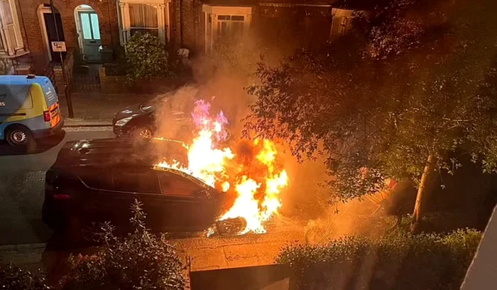 O Toyota în flăcări în fața locuinței lui Sir Keir Starmer din Londra