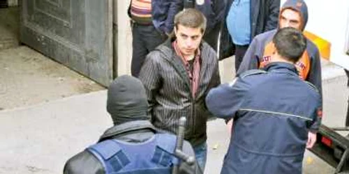 Robert Bencheş (centru) a fost eliberat condiţionat de magistraţii Curţii de Apel Bucureşti