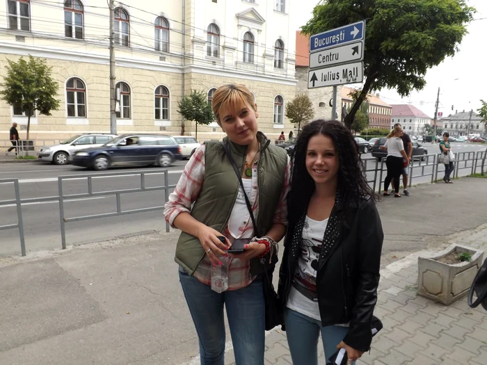 Camelia Stanciu
şi Irina Vladu, eleve de la Colegiul Naţional “George Coşbuc”, spun că subiectele au fost la
fel de grele ca anul trecut. FOTO: Remus Florescu