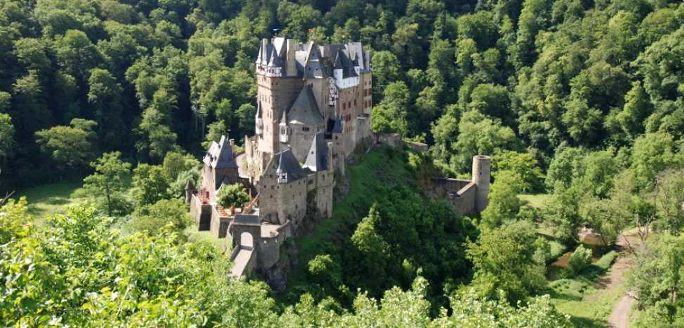 Castelul din Germania despre care mii de români au crezut că se află în Ususău, judeţul Arad FOTO burg-eltz.de