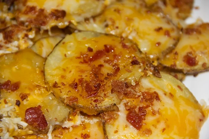 cartofi la cuptor cu bacon si cascaval jpeg