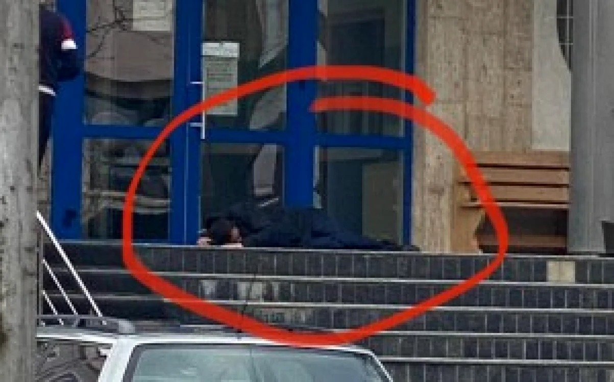 Botoşăneanul a blocat intrarea în Tribunal FOTO botosaninews.ro