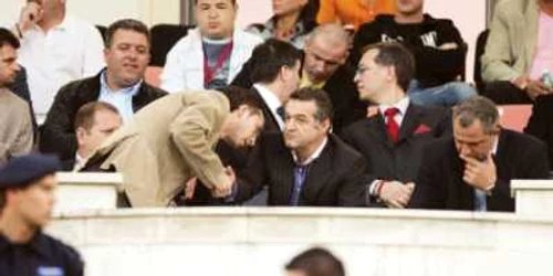 Mihai Stoica este ultimul personaj din lumea fotbalului care a fost „subordonat“ de Gigi Becali (centru)