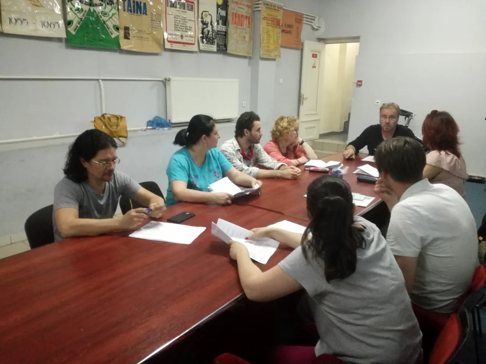 Regizorul Dan Mirea alături de o parte din actorii care vor juca în spectacol Foto: Teatrul Dramatic