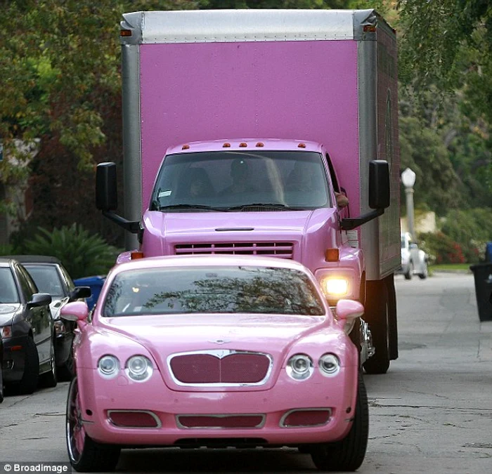 Paris Hilton şi-a asortat camionul cu Bentley-ul (Foto: dailymail.com)