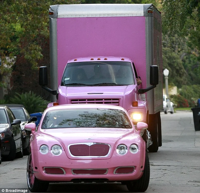 Paris Hilton şi-a asortat camionul cu Bentley-ul (Foto: dailymail.com)