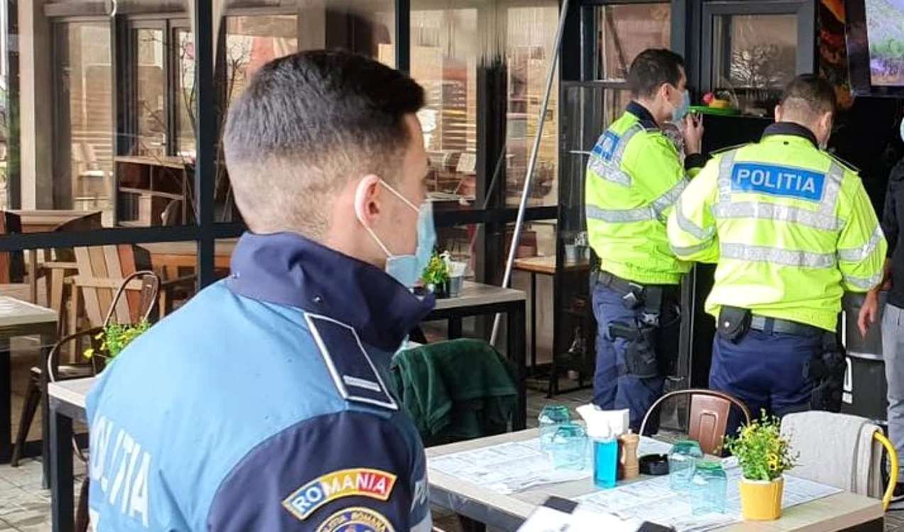 Un bărbat şi o femeie au venit la restaurant cu certificatele verzi ale altor persoane     Foto: politia Romana