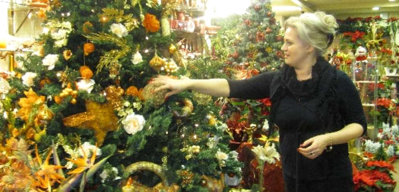 Anul acesta se poartă brazii împodobiţi în aceaşi culoare 