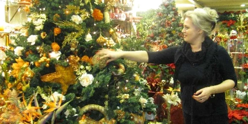 Anul acesta se poartă brazii împodobiţi în aceaşi culoare 