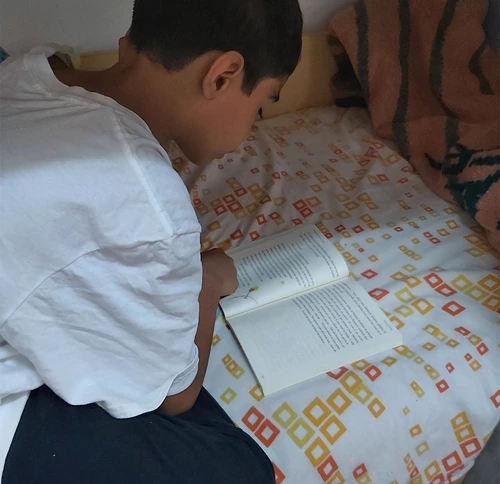 Copiii instituţionalizaţi învaţă carte alături de voluntari. Foto: "Ajungem MARI"
