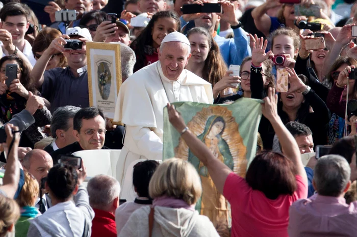 
    Papa Francisc le va transmite încă o dată, și emigranților, și factorilor de decizie europeni, că lucrurile au scăpat de sub control în chestiunea exodului celor din Orientul Mijlociu spre bătrânul continentfoto: AP  