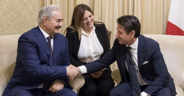 Strangere de maini intre maresalul Haftar si premierul italian Giuseppe Conte FOTO EPA-EFE