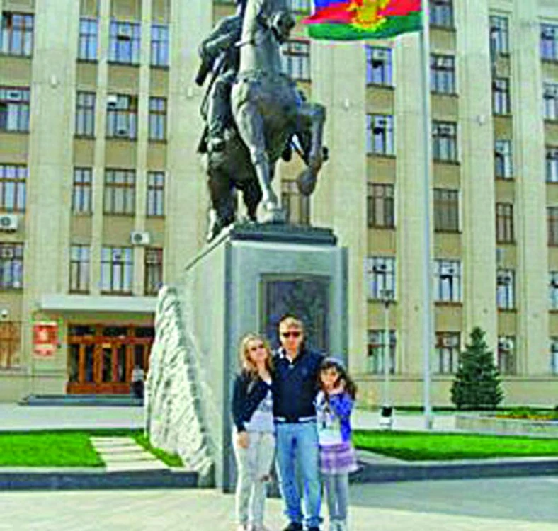 Rebecca şi Chelsea  s-au fotografiat cu  statuia ecvestră  reprezentând un  ofiţer cazac, sculptată  de Apollonov în 2005