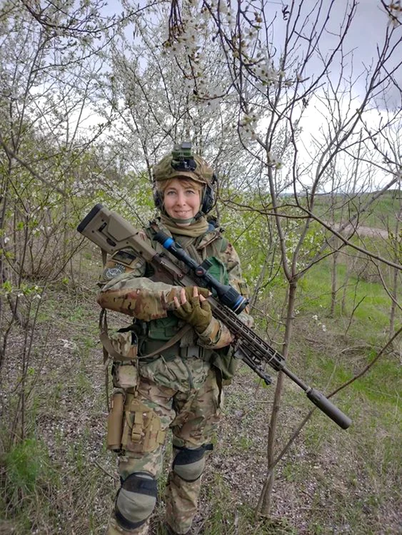 Olena Bilozerska  şi arma ei. FOTO: Arhivă personală