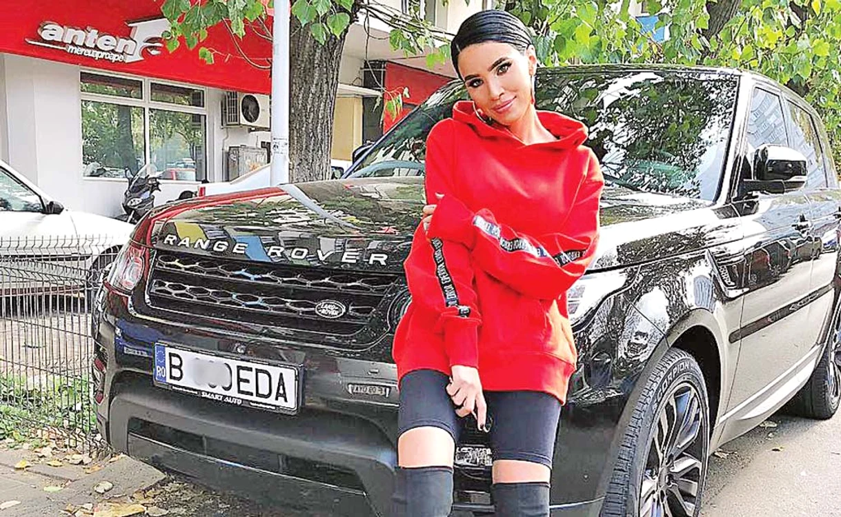 
    Adelina, îmbrăcată cu hanorac din colecţia ei. Costă 299 lei. Maşina pe care se sprijină, 80.000 de euroFoto: Blitz  