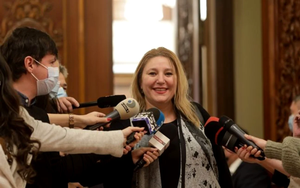 
    Diana Șoșoacă a ignorat cu bună știință regulile de prevenire a răspândirii coronavirusului și a făcut-o râzând în gura mareSursa foto: Adevărul  