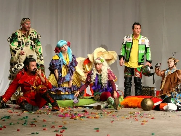 Imagine din unul dintre spectacolele care s-au jucat în cadrul ediţiei de anul trecut a Festivalului Naţional de Teatru din Bucureşti FOTO imparte.ro