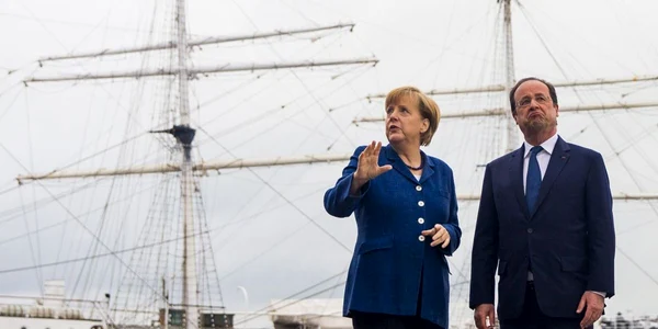 Angela Merkel si Francois Hollande stau in fata velierului Gorch Fock I in orasul Stralsund din nordul Germaniei FOTO Reuters