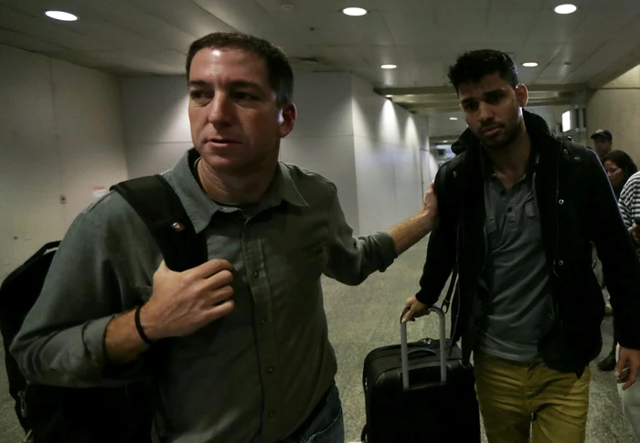 Jurnalistul Glenn Greewnwald împreună cu David Miranda, la plecarea de pe aeroportul Heathrow. FOTO: Reuters
