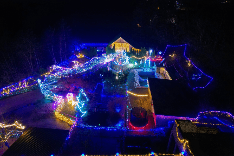 Casa decorată de Crăciun cu mii de beculețe și sute de metri de ghirlande luminoase, devenită atracție turistică VIDEO