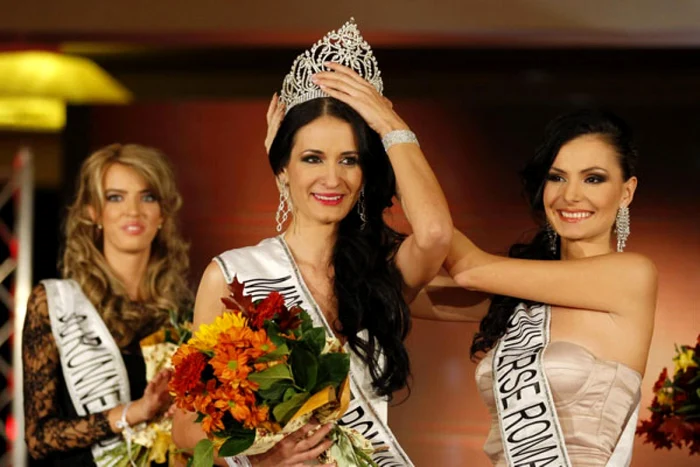 Larisa Popa, câştigătoarea din 2011, a încoronat-o pe Delia Duca, premianta de anul trecut. FOTO missuniverseromania.com