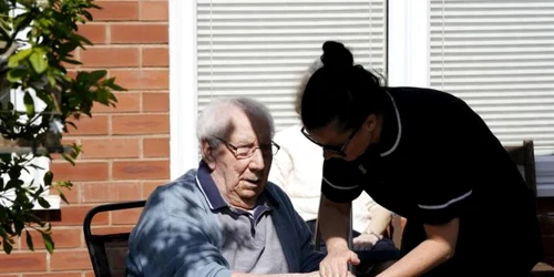 Batran ingrijit intr-un azil din Leicester Anglia FOTO EPA-EFE