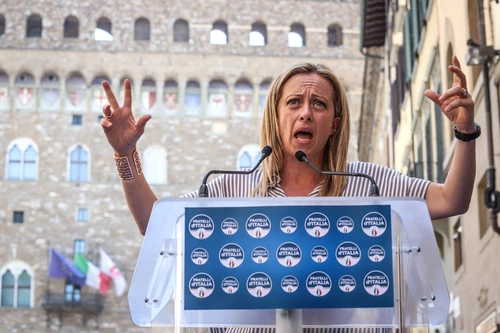 Giorgia Meloni gesticulează în timpul unui discurs