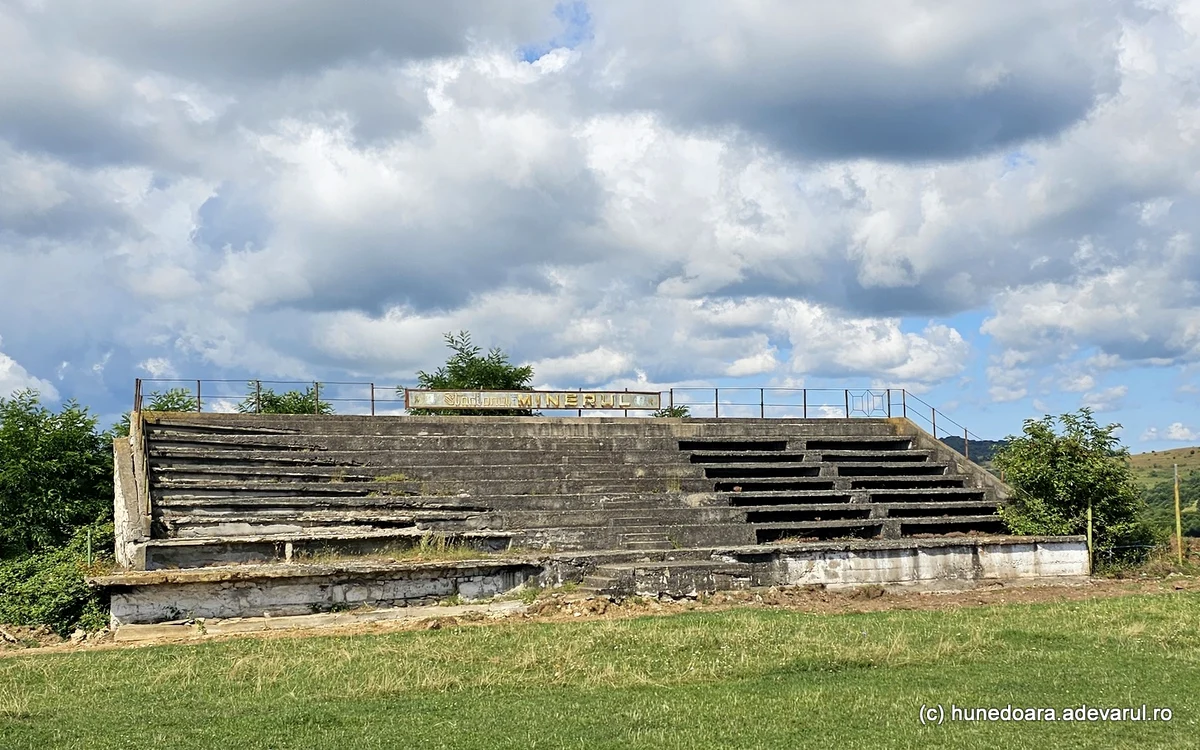Tribuna stadionului Minerul Ghelari. Foto: Daniel Guță