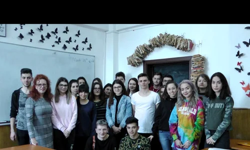 Culori neobișnuite ale școlii românești jpeg