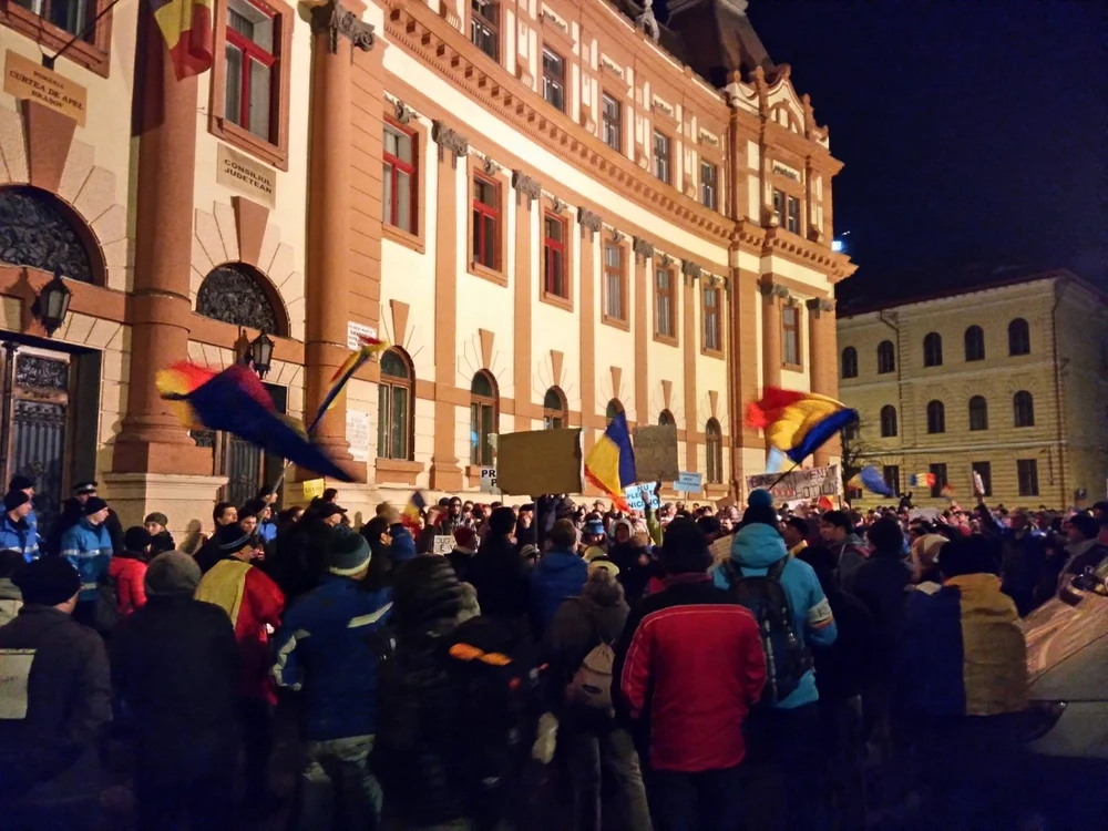 Braşovenii protestează în faţa Prefecturii pentru a şaptea zi consecutiv.FOTOSimona Suciu