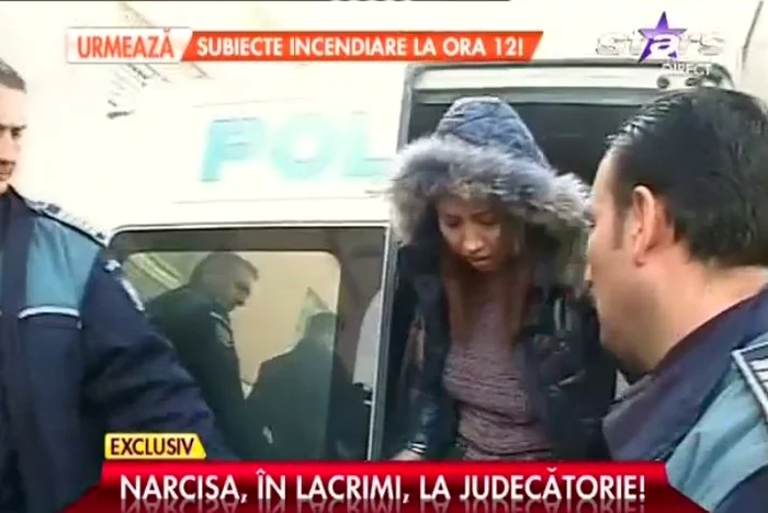 Narcisa a fost adusă la Judecătorie în această dimineţă. Când a ieşit din duba poliţiei, avea lacrimi în ochi şi era foarte tristă