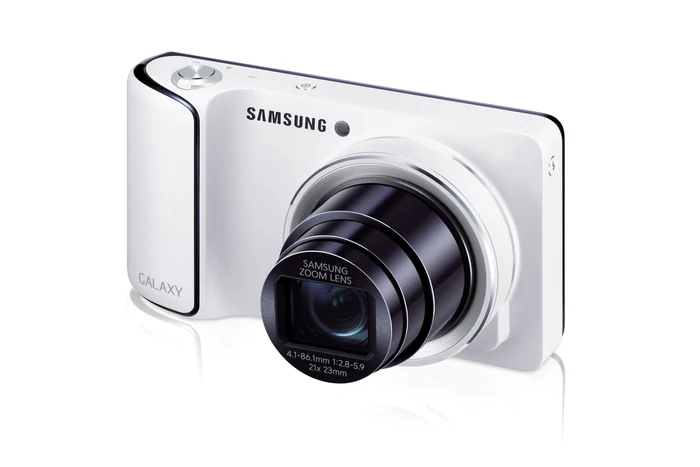 Camera Galaxy este ultimul gadget al Samsung. Un smartphone şi aparat foto.