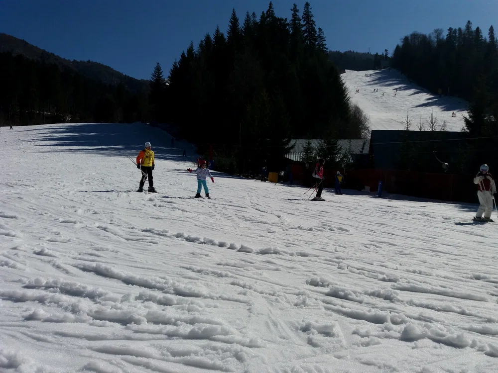 Cei mici se pot da în voie pe pârtie, pentru că nu sunt cozi la teleski