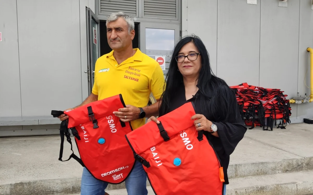 Gabriel Culea (salvamar) şi Cristina Predoiu (preşedintele Asociaţiei Bun-Simţ Atitudine Civică) foto: Călin Gavrilaş