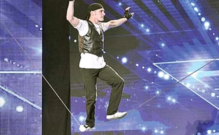 
    Vitalie Eremia  a făcut acrobaţii  pe sârmăFoto: PRO TV  