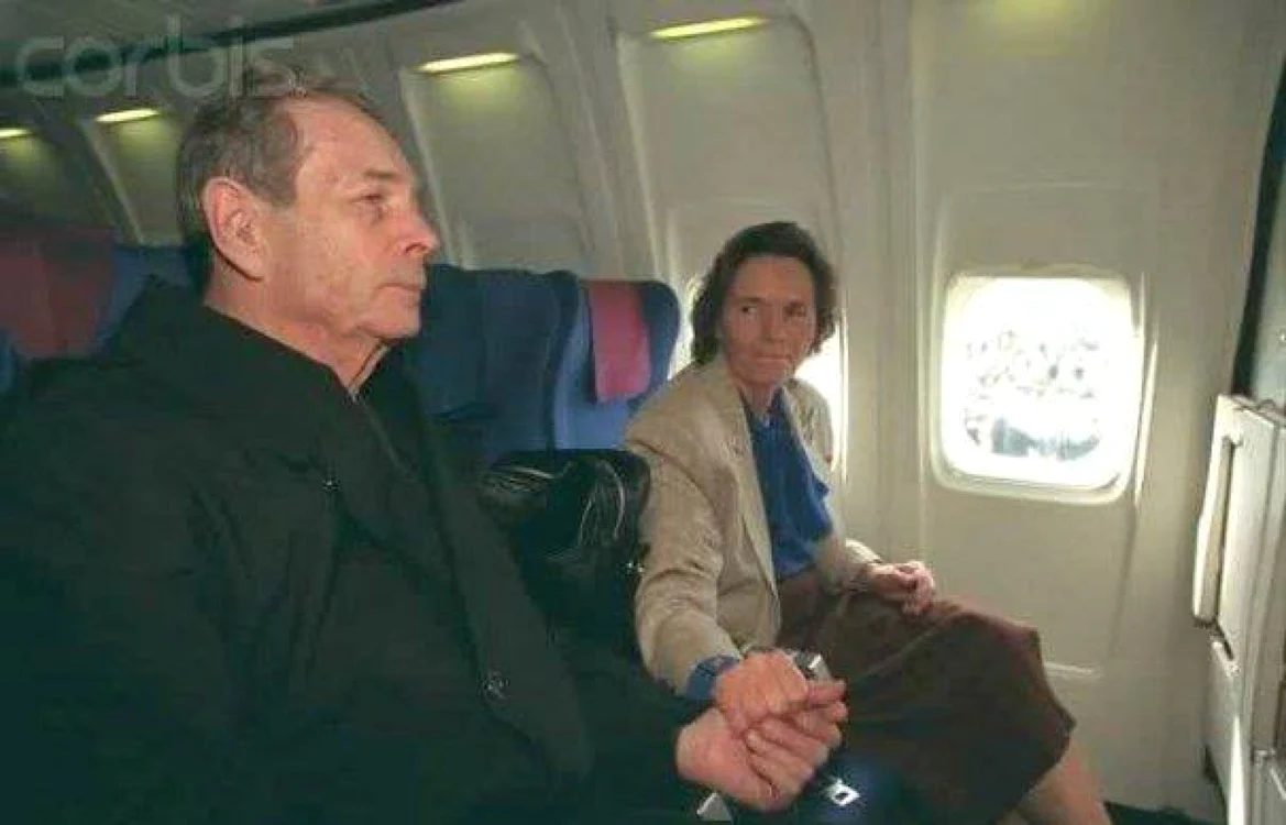 Regele Mihai şi Regina Ana, în avionul de întoarcere în 1990 FOTO Facebook/ Nihil Sine Deo