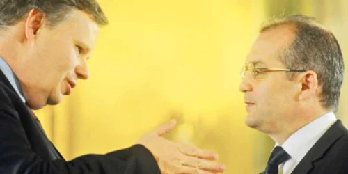 Şeful misiunii FMI, Jeffery Franks (stânga) i-a cerut premierului Emil Boc reducerea cheltuielilor bugetare