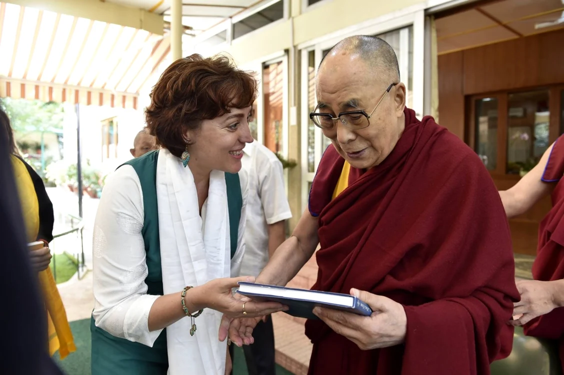 Profesoara de yoga Dana Ţupa, alături de Dalai Lama FOTO Arhivă personală Dana Ţupa