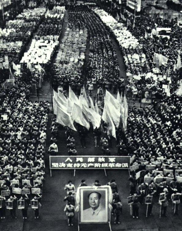 „Gărzile Roșii” mărșăluind în Ghuinzou FOTO wikipedia