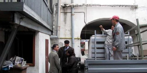 Gardienii s-au mutat cu ajutorul deţinuţilor